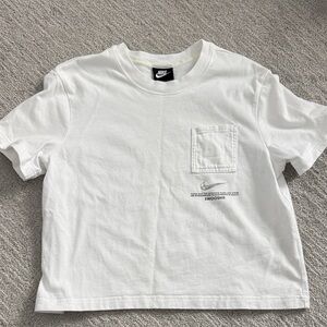Nike womens White cropped Short Sleeve Tee